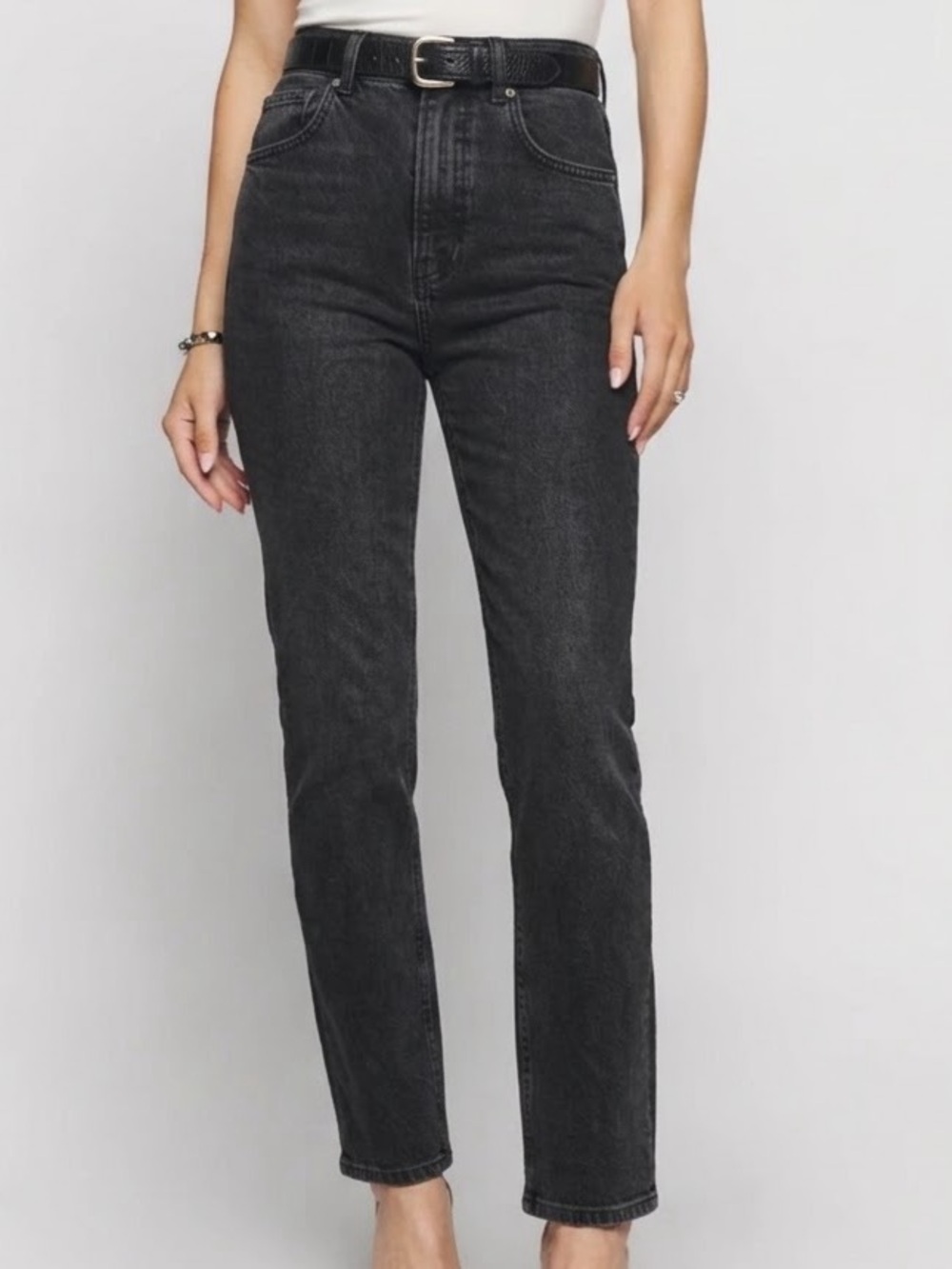 REFORMATION $178 • 28” waist /31.25” inseam Medium • Mid-Rise Straight Leg Jeans